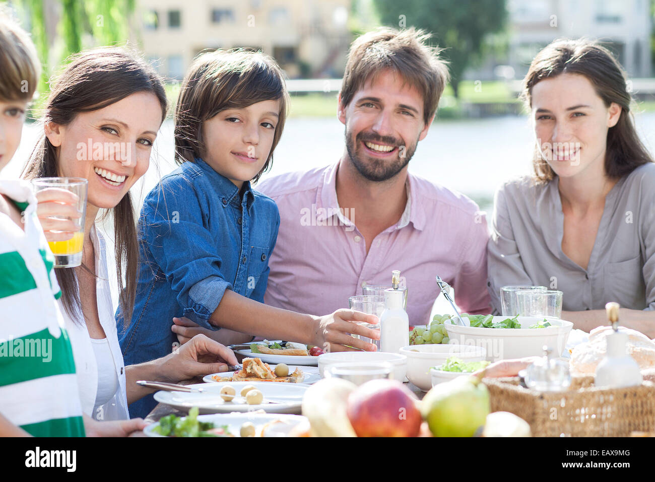 Famiglia mangiare insieme all'aperto, ritratto Foto Stock
