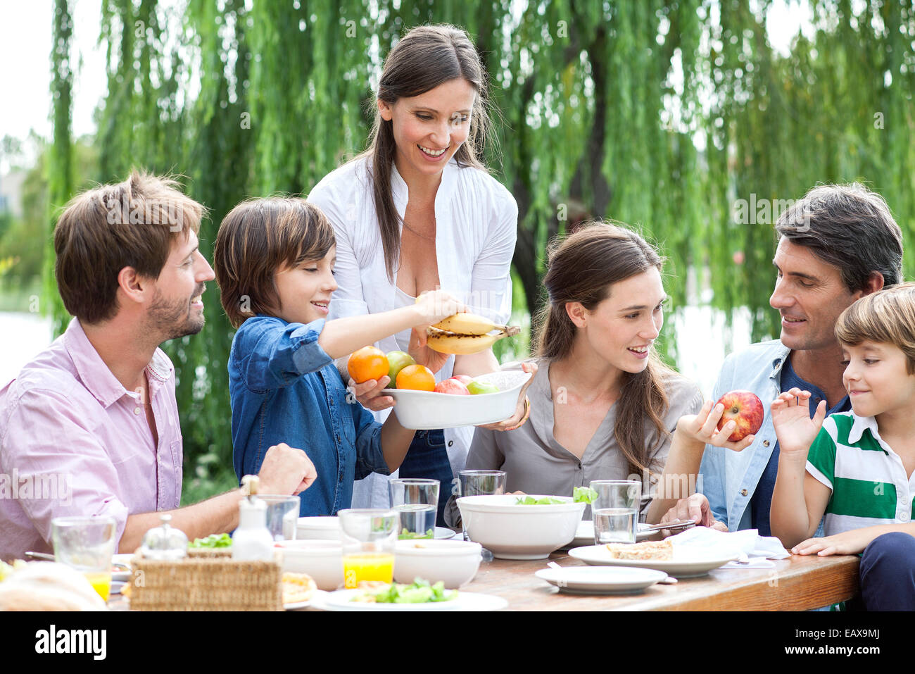 Famiglia mangiare sano pasto insieme all'aperto Foto Stock