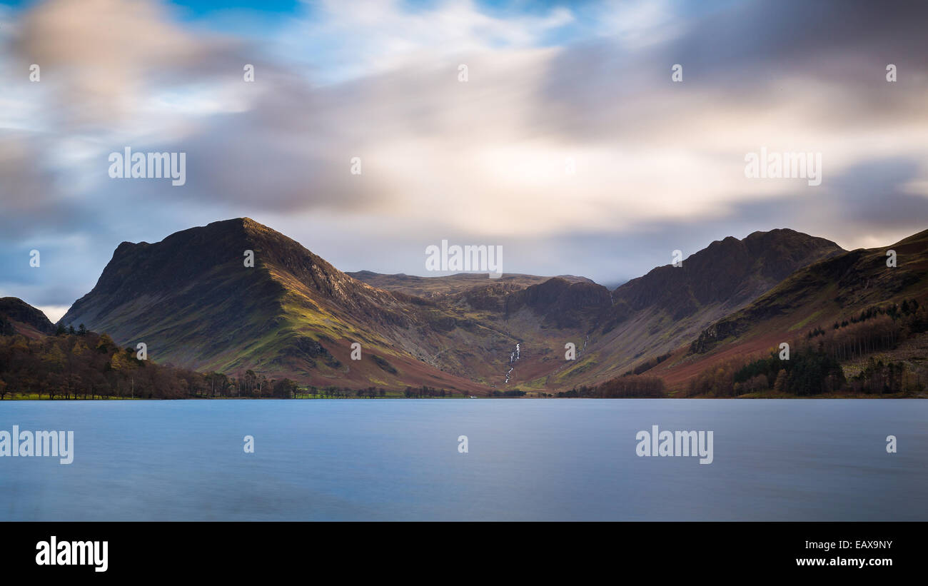 Un barlume di luce del sole sulle brughiere di Fleetwith Pike, attraverso Buttermere nel Parco Nazionale del Distretto dei Laghi, Inghilterra Foto Stock