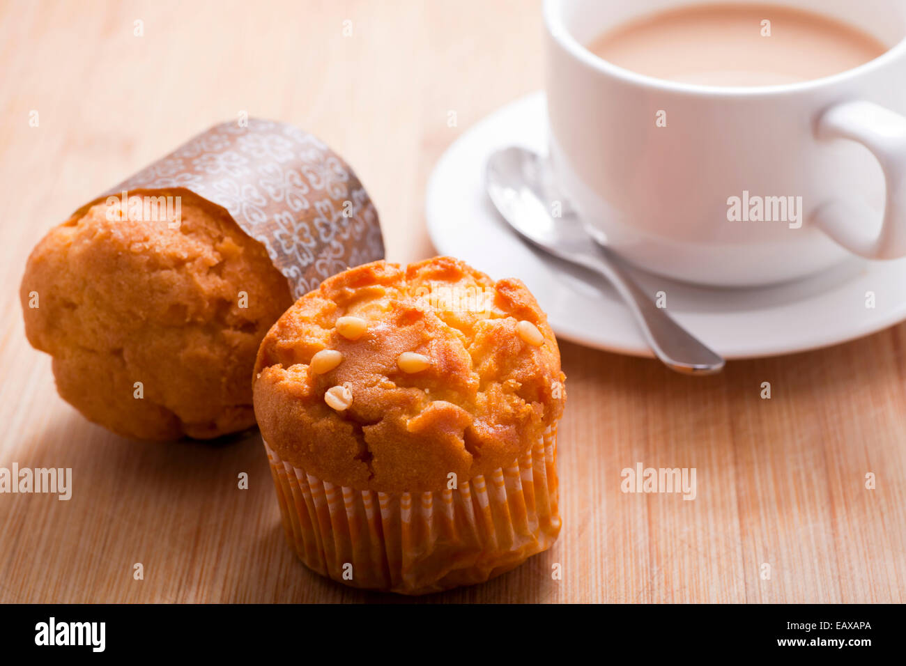 Muffin ai cereali e la tazza di caffè Foto Stock