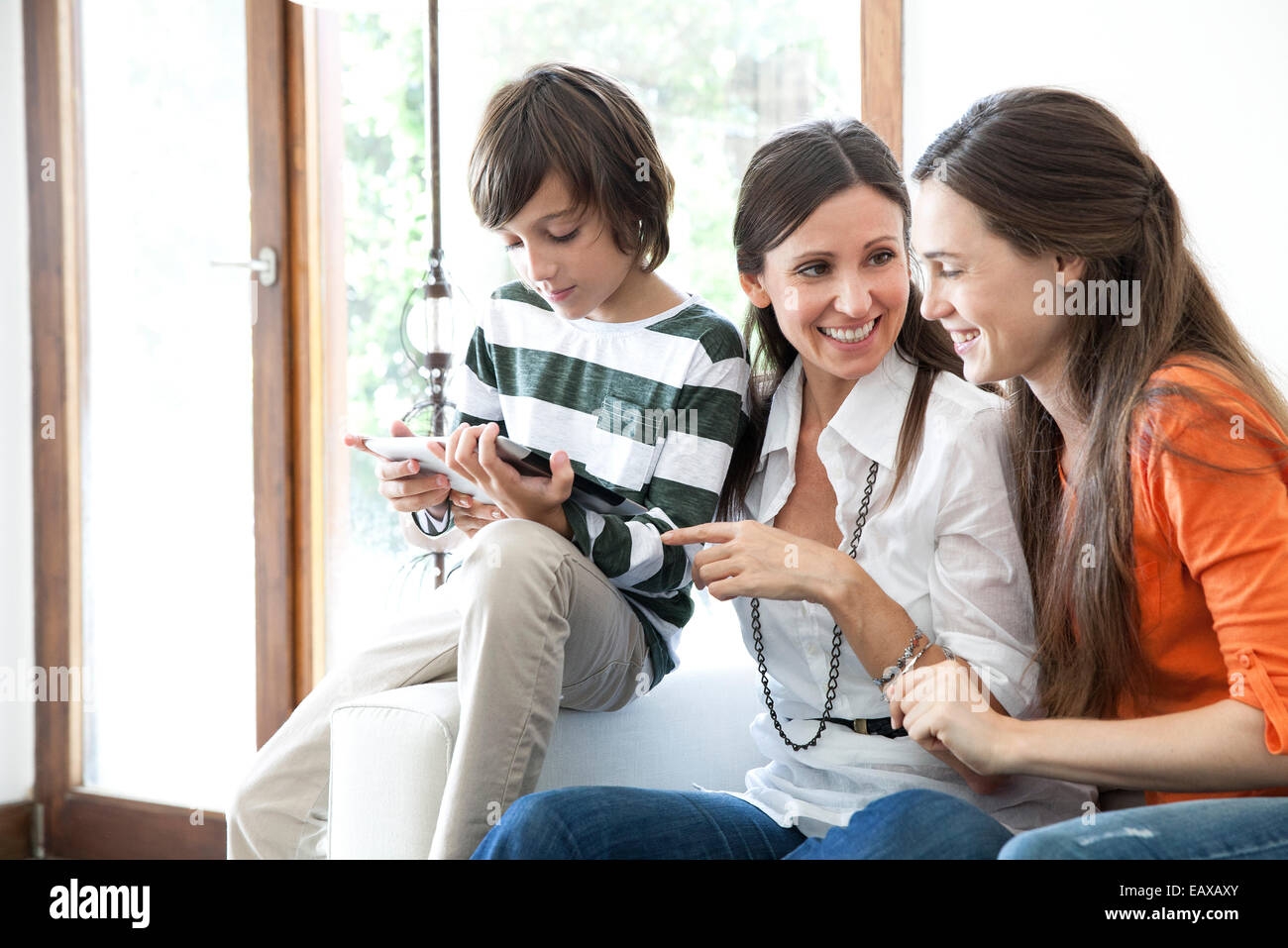 La famiglia tramite tavoletta digitale insieme Foto Stock
