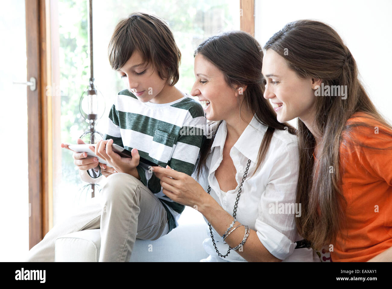 Famiglia godendo tavoletta digitale insieme Foto Stock