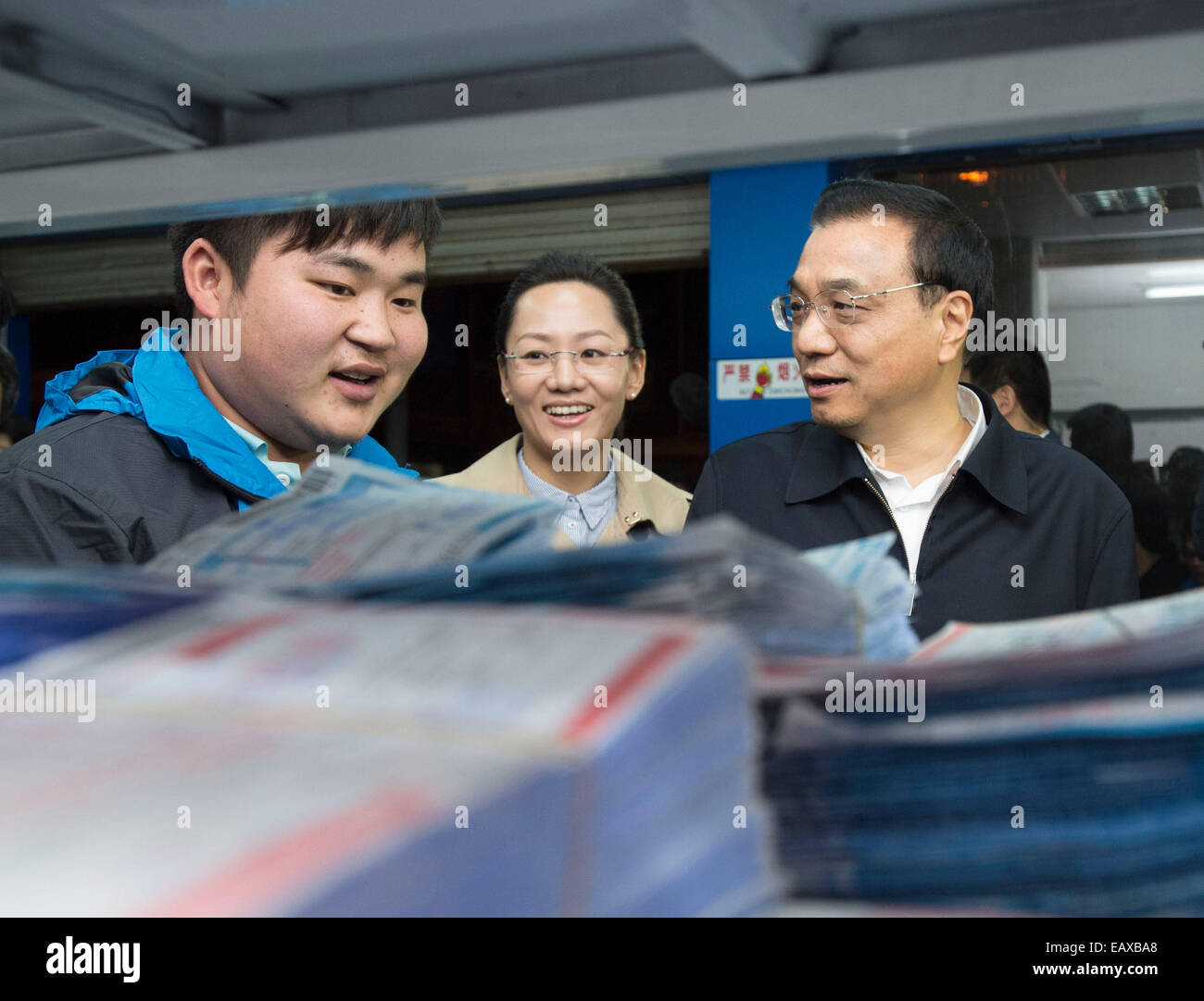 Hangzhou, cinese della Provincia di Zhejiang. Xix Nov, 2014. Il premier cinese LI Keqiang (R) interroga circa il servizio Logistica di negozi online al villaggio Qingyanliu in Yiwu, est della Cina di Provincia dello Zhejiang, nov. 19, 2014. Li ha fatto un giro di ispezione di Yiwu e Hangzhou da nov. Da 19 a 21. © Wang Ye/Xinhua/Alamy Live News Foto Stock