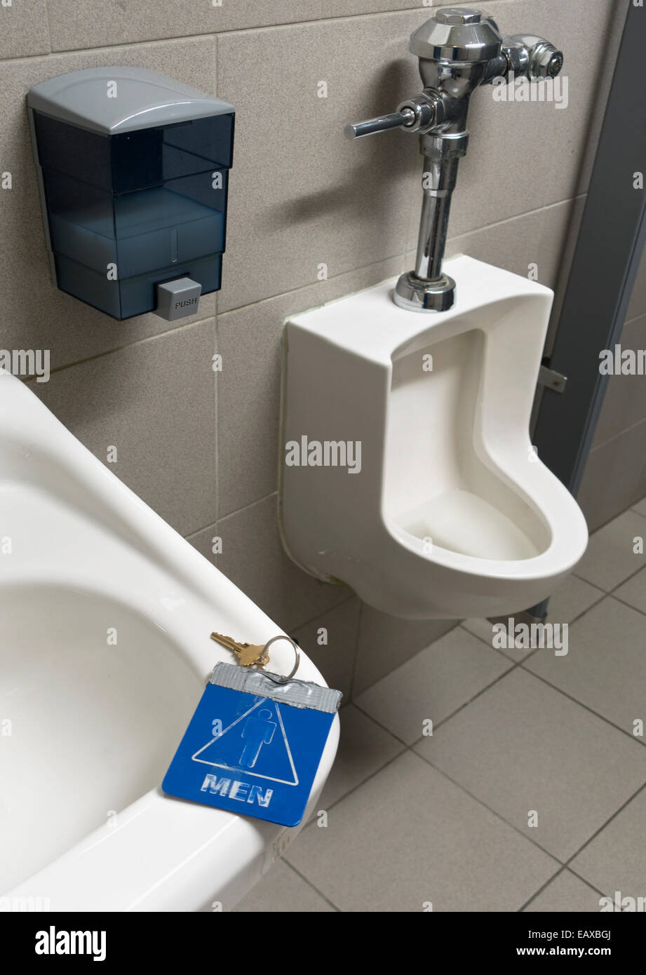 Chiave per uomini restroom sinistra sul lavandino Foto Stock