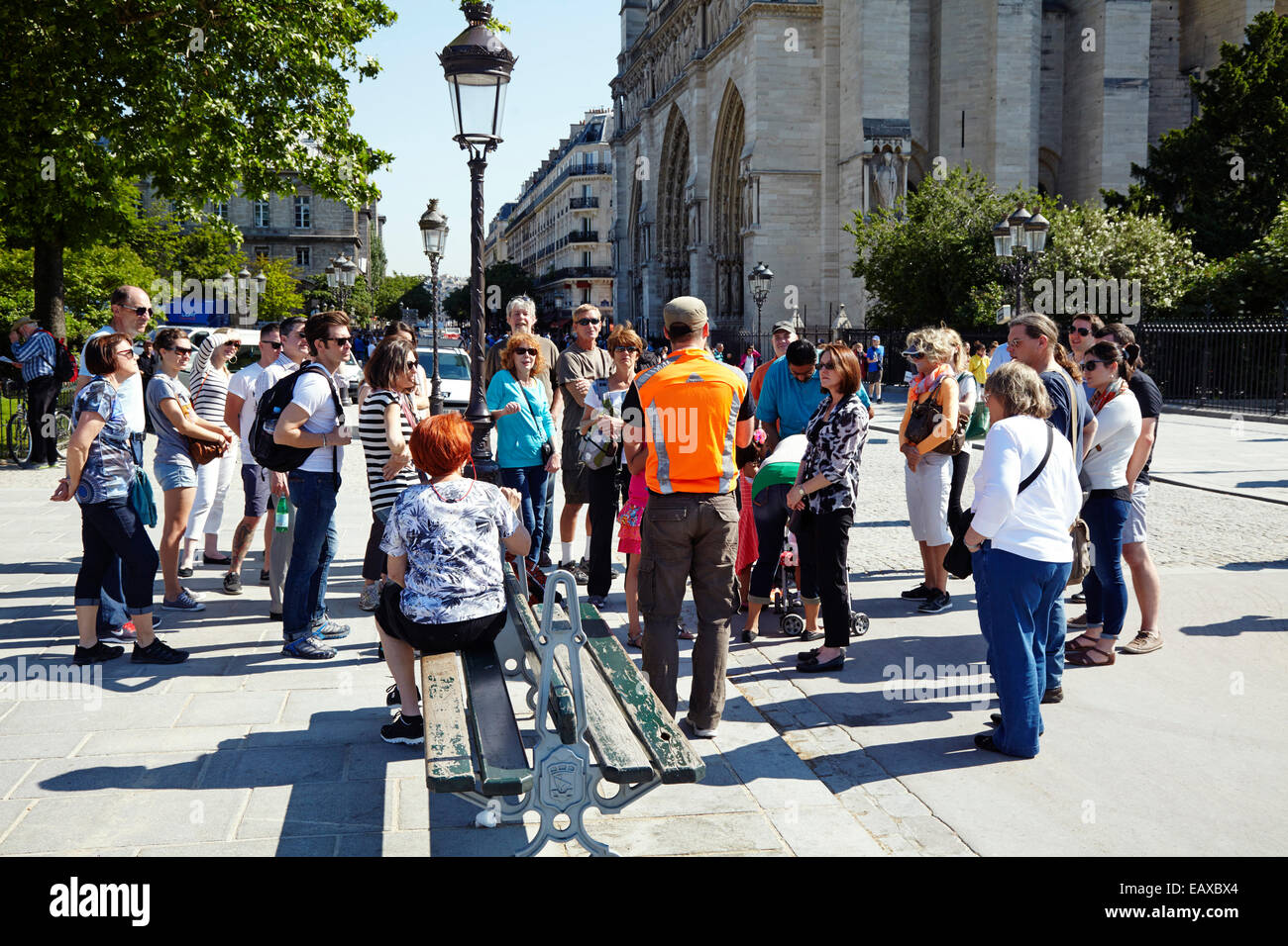 Guida turistica di dare un talk al di fuori di Notre Dame di Parigi Foto Stock