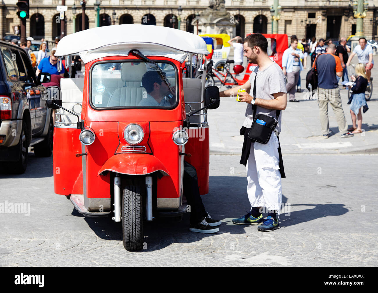 Turistico a Parigi e auto rickshaw o tuk-tuk Foto Stock