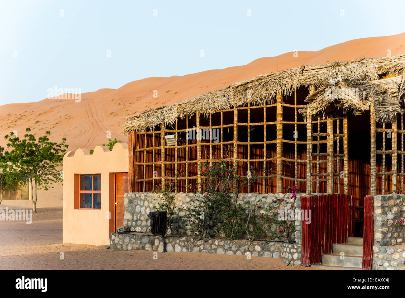 Capanna d'erba in corrispondenza di una desert camp. Oman. Foto Stock