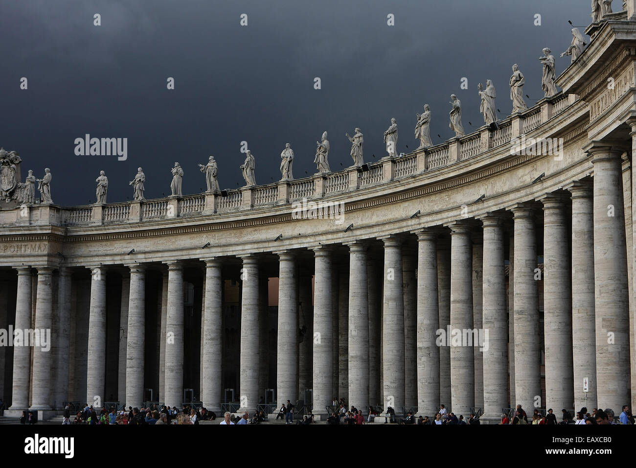 Colonnato e statue della basilica di San Pietro.Lo Stato Vaticano,Roma,Italia Foto Stock