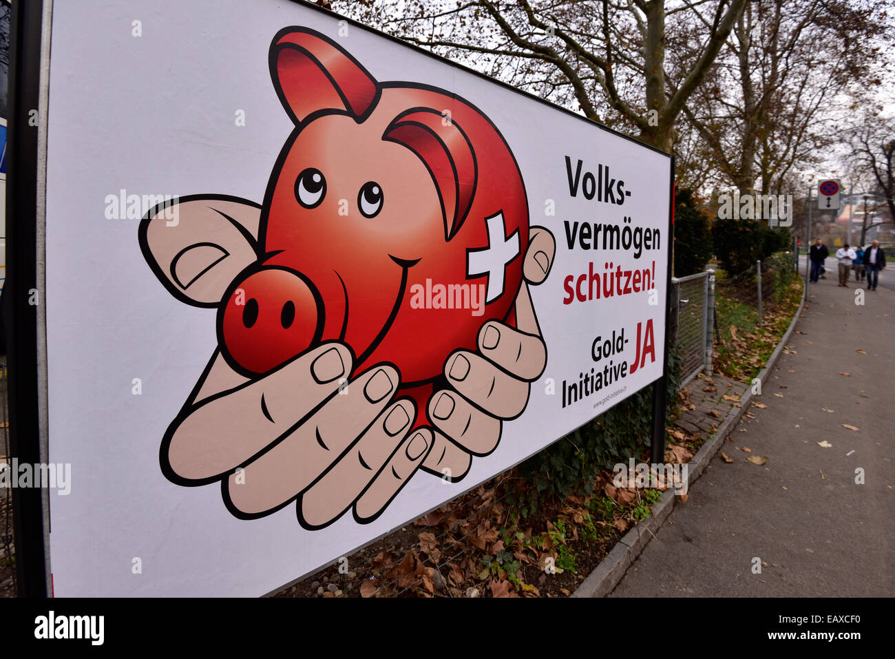 Zurigo, Svizzera. Xxi Nov, 2014. Una grande campagna referendaria poster per lo svizzero 'Gold iniziativa' in una strada della città di Zurigo. Con una settimana a visitare la campagna referendaria del Swiss 'Gold iniziativa' sta andando a piena potenza in tutta la Svizzera. Il controverso referendum è volto a forzare la Banca Nazionale Svizzera per tenere almeno il 20% di tutti i beni in oro fisico. Credito: Erik Tham/Alamy Live News Foto Stock