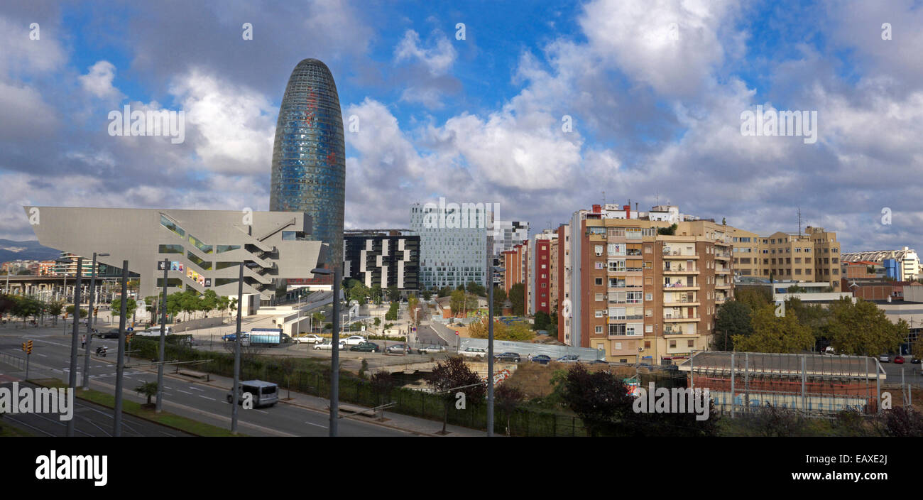 Spagna Catalonia Barcelona Plaça de les Glories Torre Agbar torre di uffici e Museo del Design DHUB Foto Stock