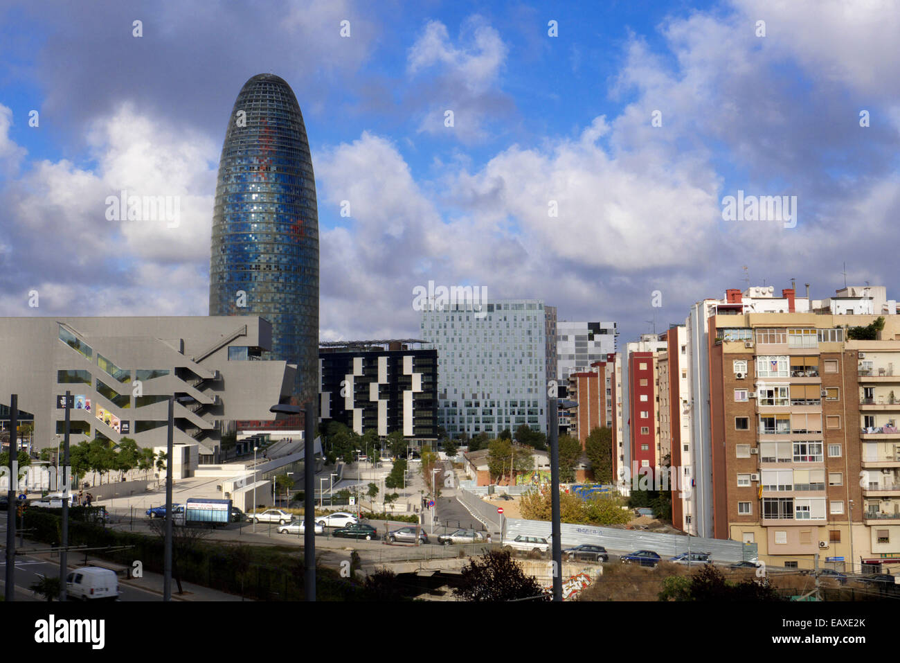 Spagna Catalonia Barcelona Plaça de les Glories Torre Agbar torre di uffici e Museo del Design DHUB Foto Stock