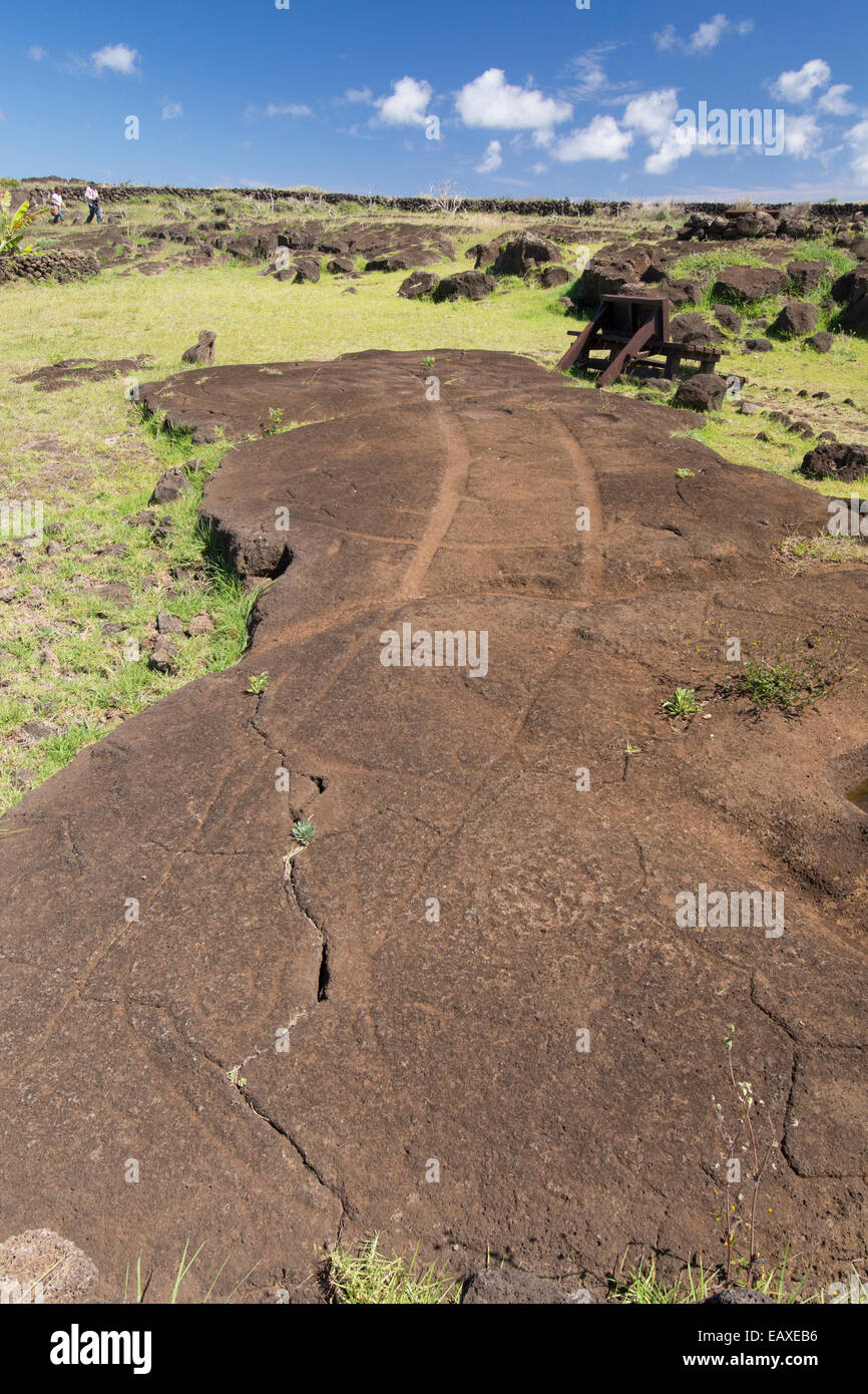 Il Cile, Isola di Pasqua aka Rapa Nui, Papa Moa. Parco Nazionale di Rapa Nui, Papa Vaka. Petroglyph di doppio canoe scavate nella roccia di lava Foto Stock