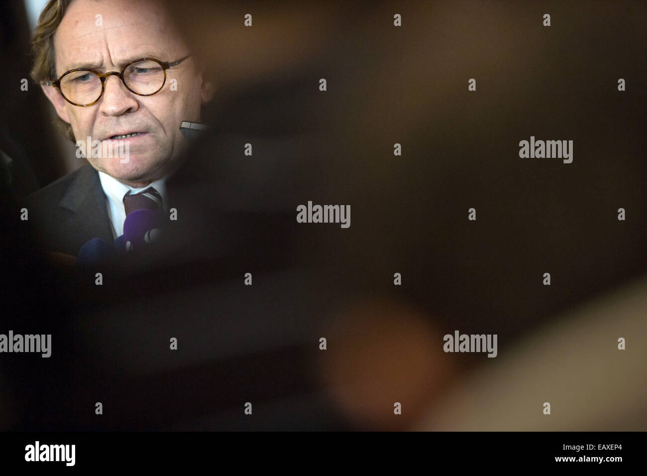 CHRO di Deutsche Bahn AG (DB) Ulrich Weber parla ai rappresentanti dei mezzi di comunicazione prima della tornata di negoziati con il treno conducente GDL unione in Frankfurt/Main, Germania, 21 novembre 2014. Deutsche Bahn tiene colloqui con GDL e la stazione ferroviaria e la trasporta unione EVG separatamente poiché il GDL e EVG non raggiungono un accordo su una base comune per i negoziati. Foto: Frank Rumpenhorst/dpa Foto Stock