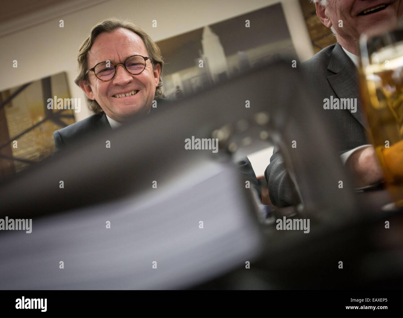 CHRO di Deutsche Bahn AG (DB) Ulrich Weber esamina i documenti all'inizio del ciclo di negoziati con il treno conducente GDL unione in Frankfurt/Main, Germania, 21 novembre 2014. Deutsche Bahn tiene colloqui con GDL e la stazione ferroviaria e la trasporta unione EVG separatamente poiché il GDL e EVG non raggiungono un accordo su una base comune per i negoziati. Foto: Frank Rumpenhorst/dpa Foto Stock