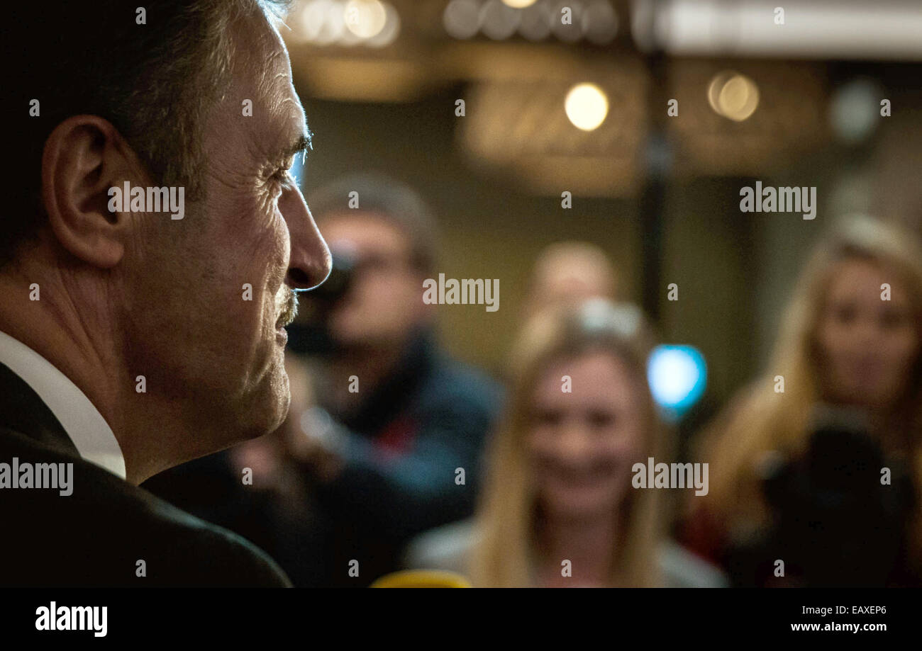 Testa del treno tedesco driver unione del GDL Claus Weselsky parla ai rappresentanti dei mezzi di comunicazione prima della tornata di negoziati con la Deutsche Bahn AG (DB) di Francoforte sul Meno, Germania, 21 novembre 2014. Deutsche Bahn tiene colloqui con GDL e la stazione ferroviaria e la trasporta unione EVG separatamente poiché il GDL e EVG non raggiungono un accordo su una base comune per i negoziati. Foto: Frank Rumpenhorst/dpa Foto Stock