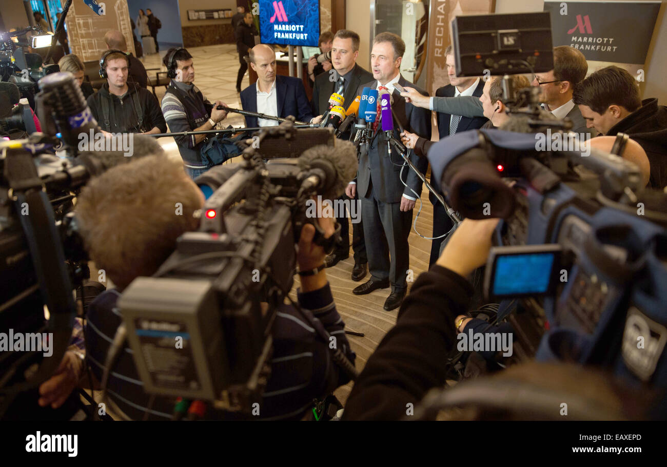 Testa del treno tedesco driver unione del GDL Claus Weselsky (C) assiste la tornata di negoziati con la Deutsche Bahn AG (DB) di Francoforte sul Meno, Germania, 21 novembre 2014. Deutsche Bahn tiene colloqui con GDL e la stazione ferroviaria e la trasporta unione EVG separatamente poiché il GDL e EVG non raggiungono un accordo su una base comune per i negoziati. Foto: Frank Rumpenhorst/dpa Foto Stock