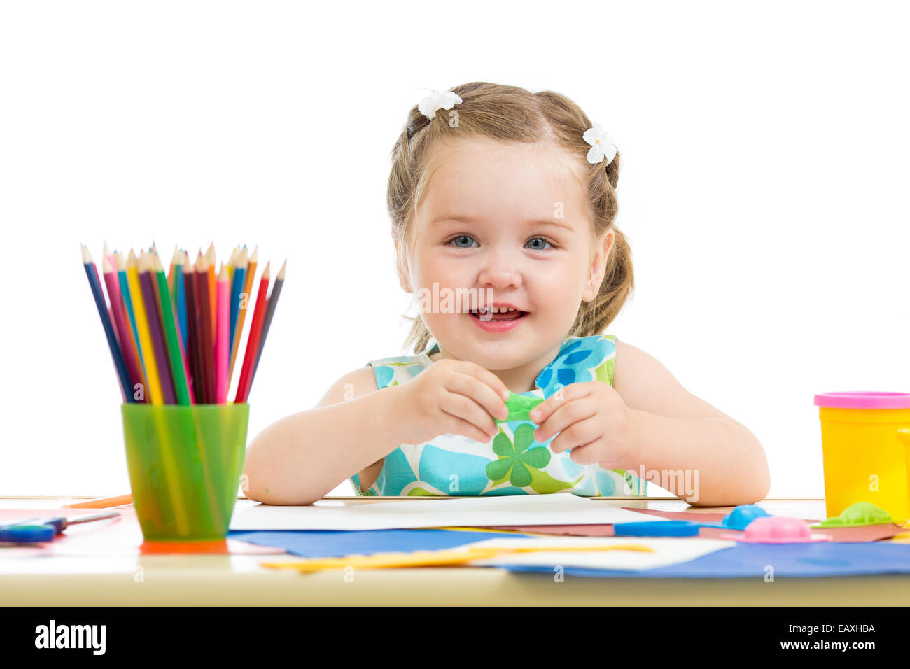 Bel bambino disegna con matite colorate Foto Stock