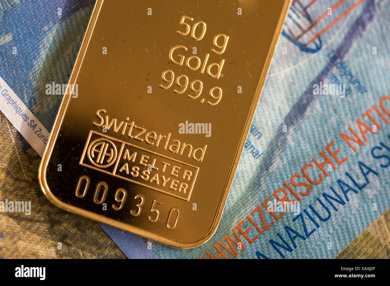 Un 50g di lingotto d'oro da una zecca svizzera, posto sul franco svizzero note. Foto Stock