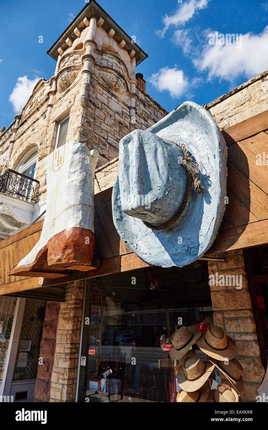 Cappello da cowboy e boot al di fuori della sede del negozio di cappelli in Fredericksburg, Texas USA Foto Stock