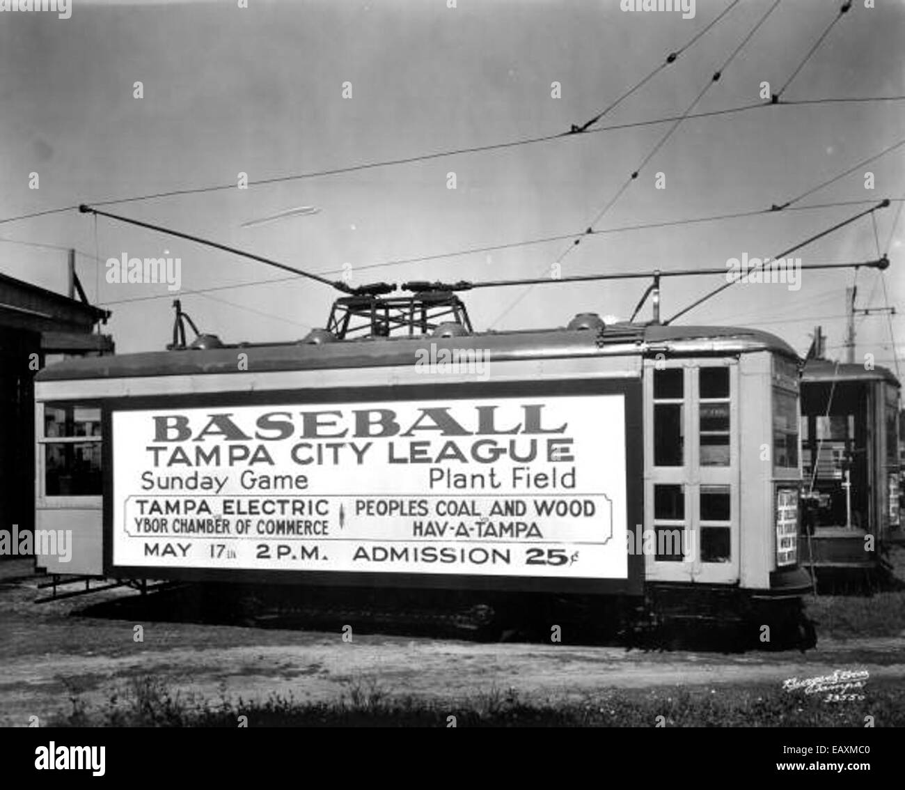 Questa fotografia d'epoca cattura un'auto stradale a Tampa, con un annuncio pubblicitario sul lato. Auto di strada come queste erano un mezzo di trasporto popolare all'inizio del XX secolo e svolsero un ruolo cruciale nello sviluppo urbano di molte città americane durante quel periodo. Foto Stock