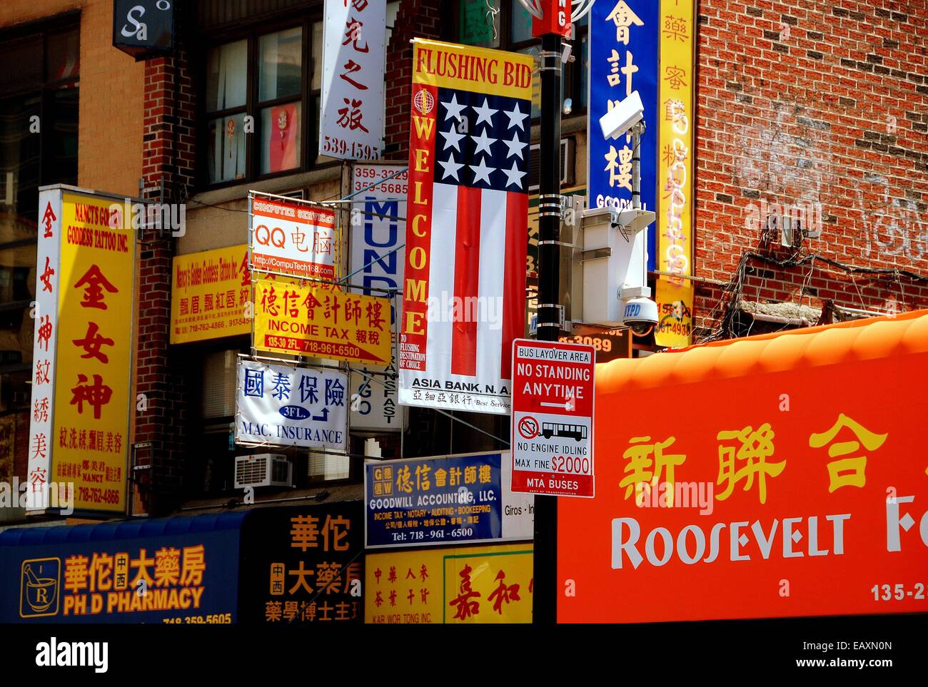 Lavaggio, NY: un vertiginoso susseguirsi di segni colorati vetrine di gesso in inglese e in cinese su una strada trafficata nel lavaggio Foto Stock