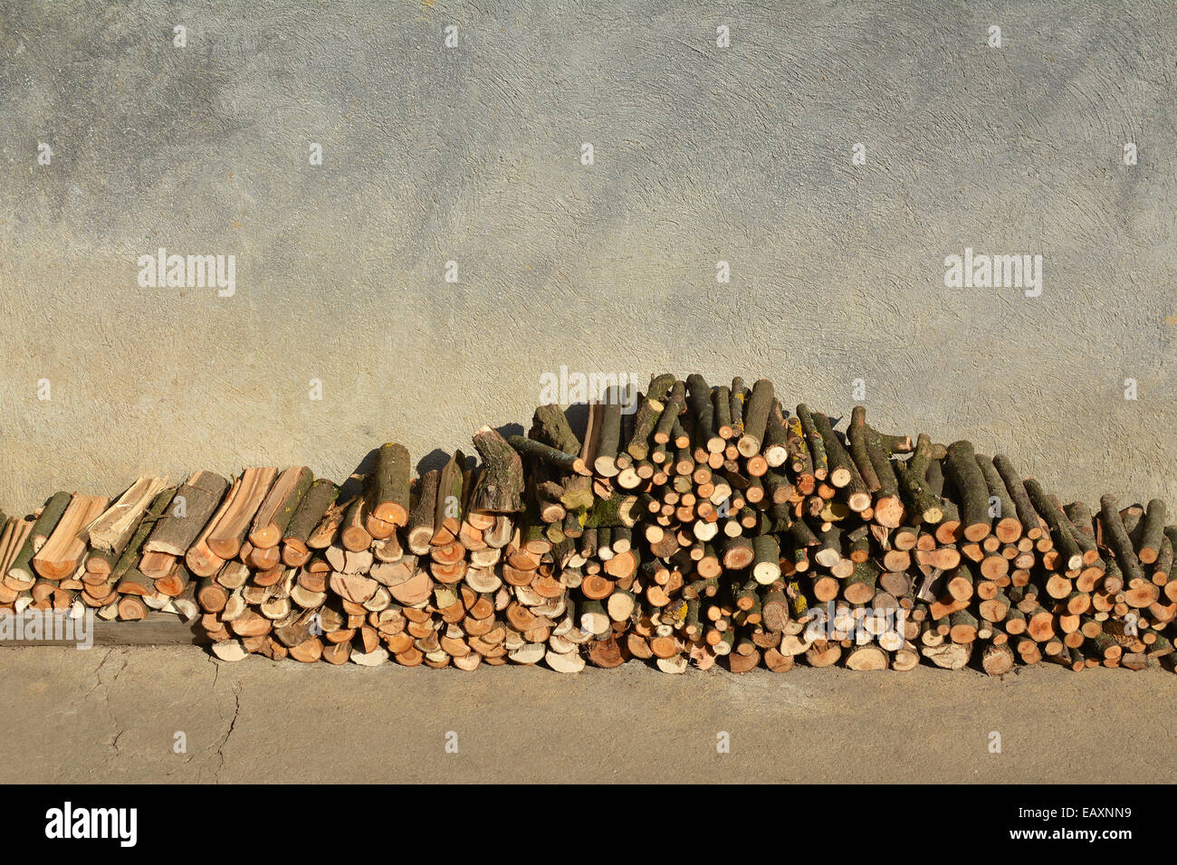 Vista laterale di una piccola pila di legno, immagine ritagliata Foto Stock