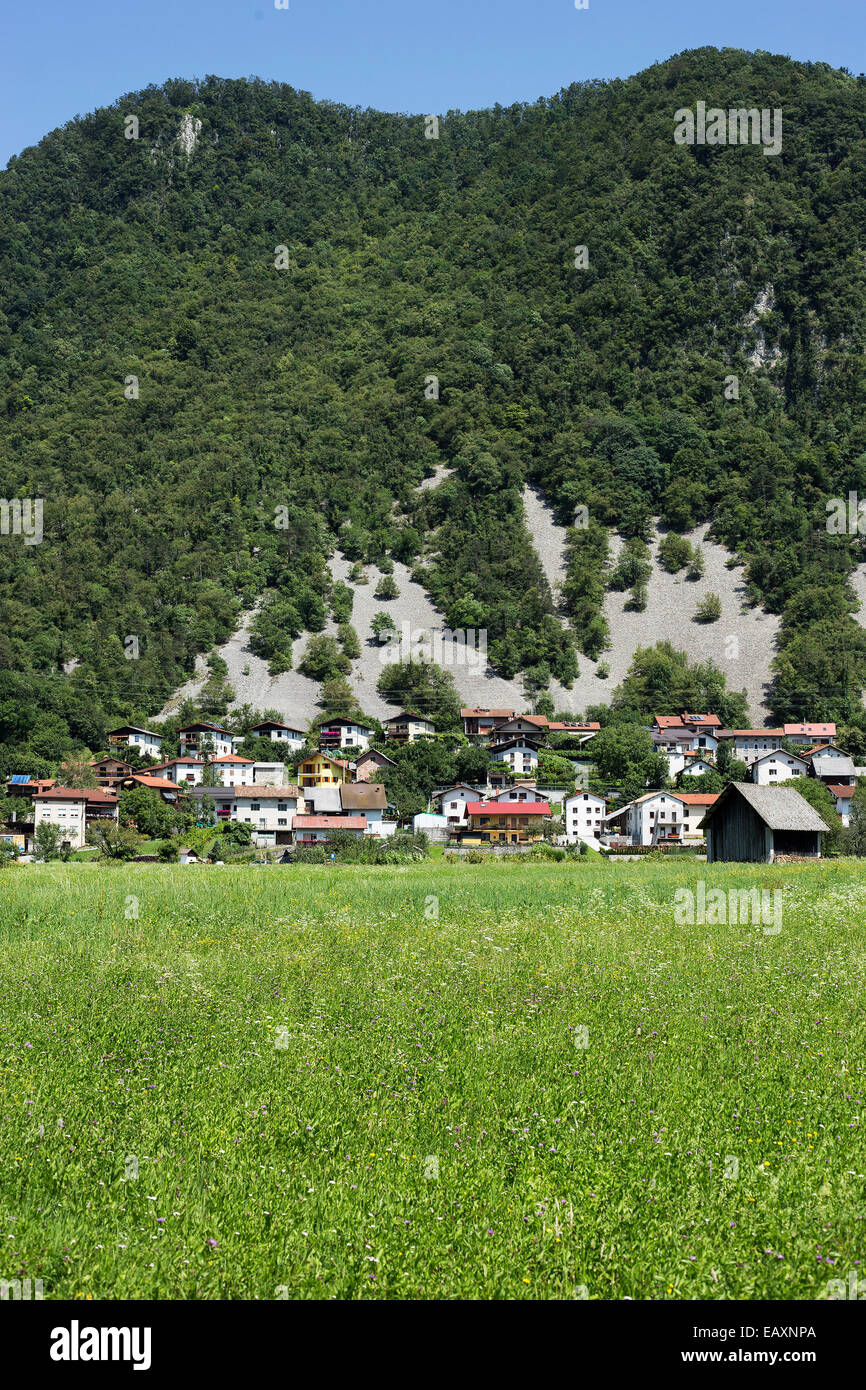 Villaggio sottostante la collina in Slovenia, vi è un cambiamento di una valanga. Foto Stock