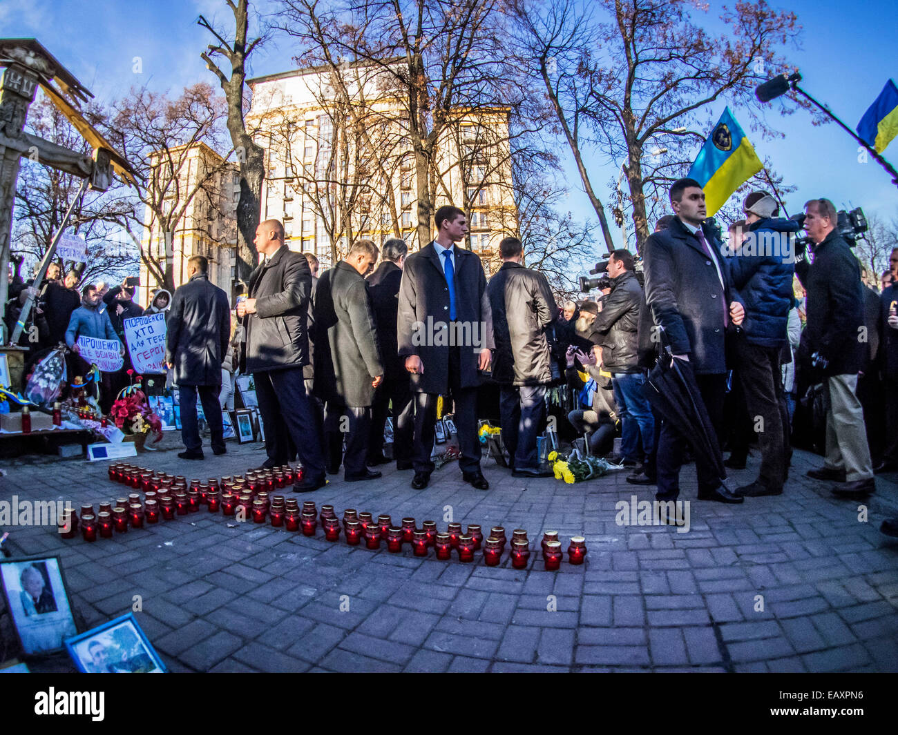 Kiev, Ucraina. Xxi Nov, 2014. La guardia di sicurezza coperchio Petro Poroshenko in un momento in cui i parenti delle vittime su Euromaidan esprimere la sua rivendicazione. -- Gli ucraini ha celebrato l anniversario della Euromaidan, che era un ondata di dimostrazioni e disordini civili in Ucraina, che è iniziato il 21 novembre 2013 con le manifestazioni di protesta in piazza Indipendenza a Kiev, esigendo una più stretta integrazione europea. Alla sera il presidente Poroshenko ha firmato un decreto che conferisce il Celeste degli eroi centinaia titolo di eroe dell'Ucraina. Credito: Igor Golovnov/Alamy Live News Foto Stock