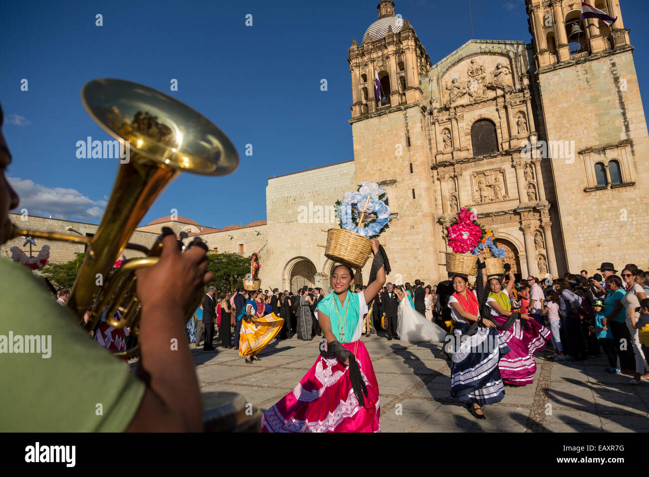 Un tradizionale costume ballerino folk esegue davanti alla chiesa di Santo Domingo durante il Giorno dei Morti Festival noto in spagnolo come d'un de Muertos su ottobre 257, 2014 in Oaxaca, Messico. Foto Stock