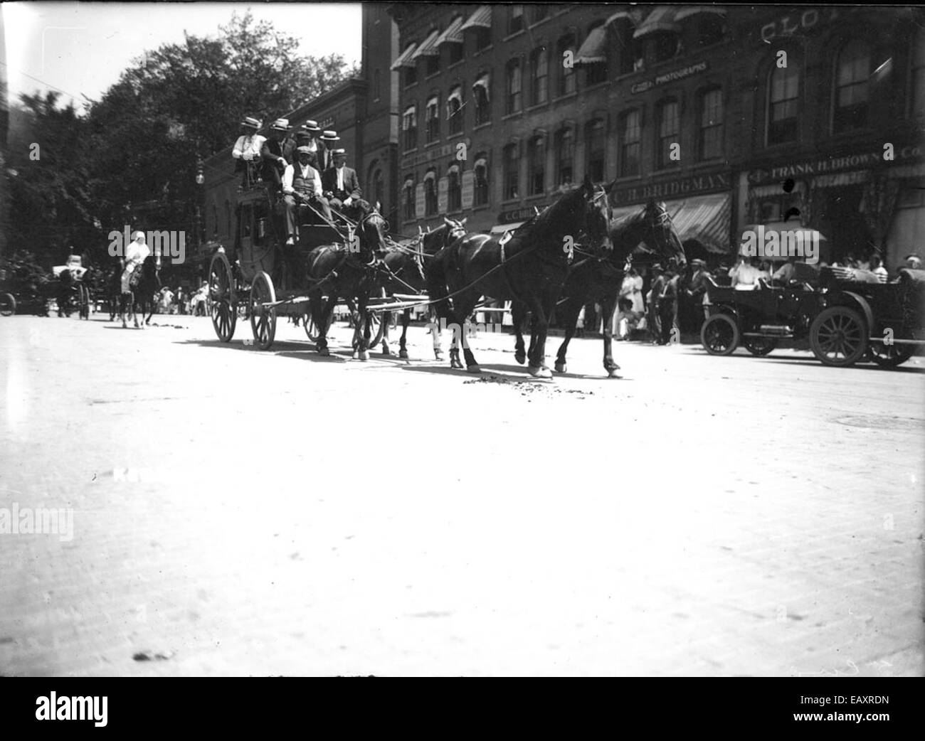Questa fotografia di Bion Whitehouse cattura gli uomini in sella a una diligenza a Keene, New Hampshire, raffigurando il metodo di trasporto comunemente usato nel XIX secolo nell'America rurale. Foto Stock