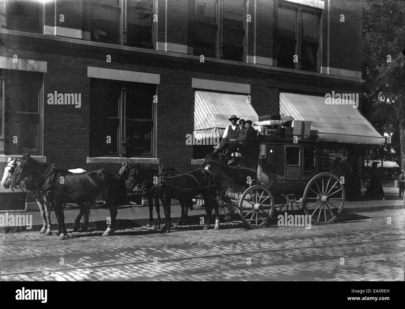 Un'immagine d'epoca di una diligenza a Keene, New Hampshire, che mostra i metodi di trasporto del XIX secolo. Le diligenze erano parte integrante dei viaggi e della comunicazione nell'America rurale, specialmente prima dell'espansione delle ferrovie. Foto Stock