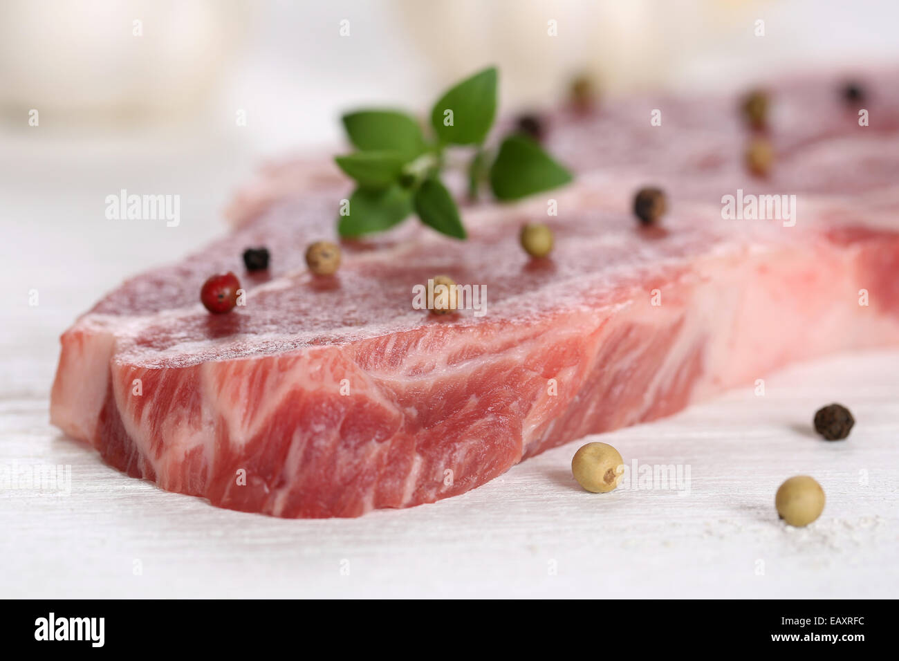 Preparare il cibo crudo di carne di maiale arrostita su una tavola di legno Foto Stock