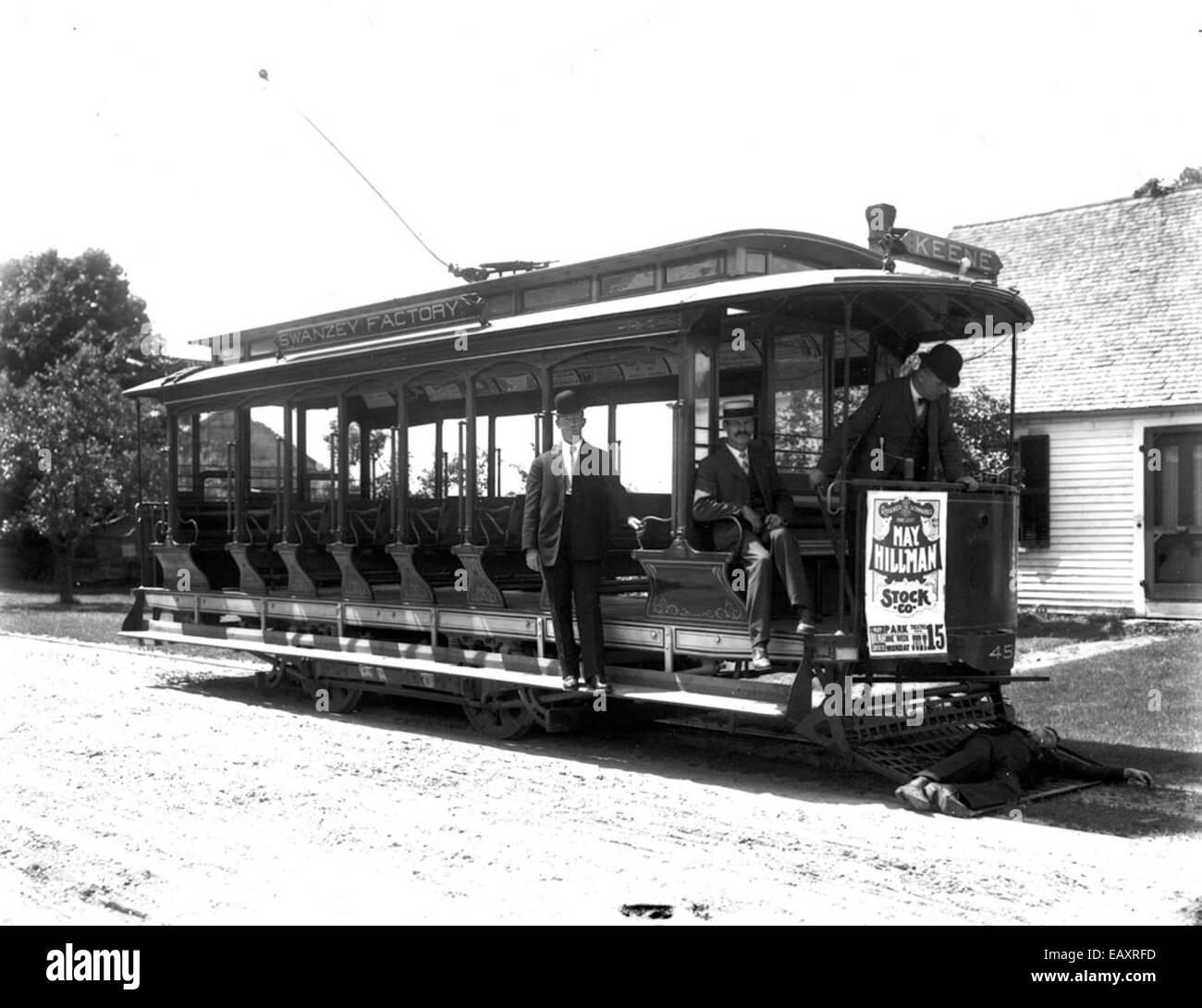Il trolley aperto a dieci panchine di Keene, New Hampshire, utilizzato da Bion Whitehouse, rappresenta un metodo di trasporto storico un tempo comune in città. Il tram era una parte fondamentale del transito locale, offrendo posti a sedere all'aperto per i passeggeri all'inizio del XX secolo. Foto Stock