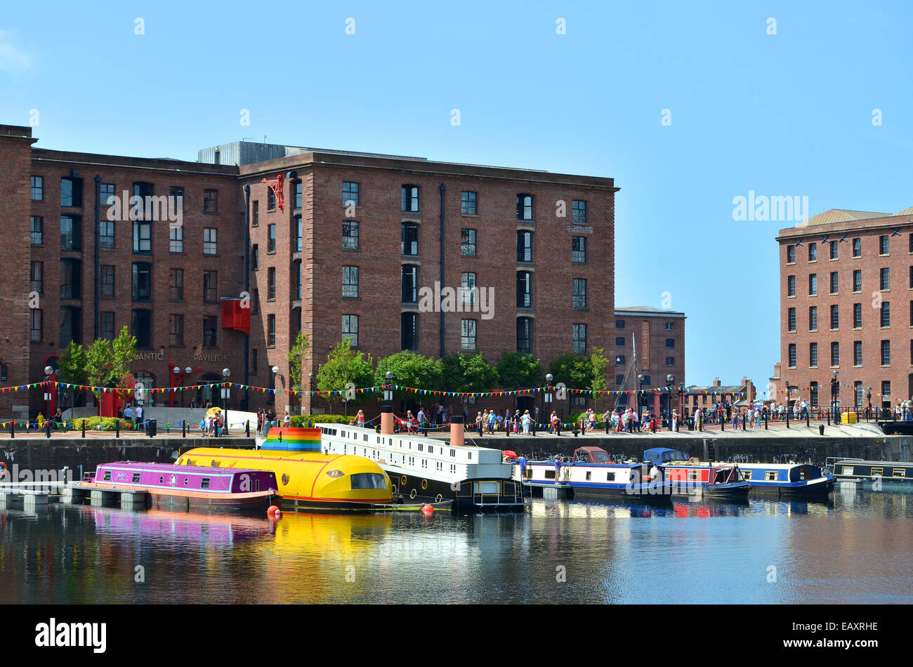 Holiday chiatte ormeggiate all'Albert Dock, Liverpool, Regno Unito Foto Stock