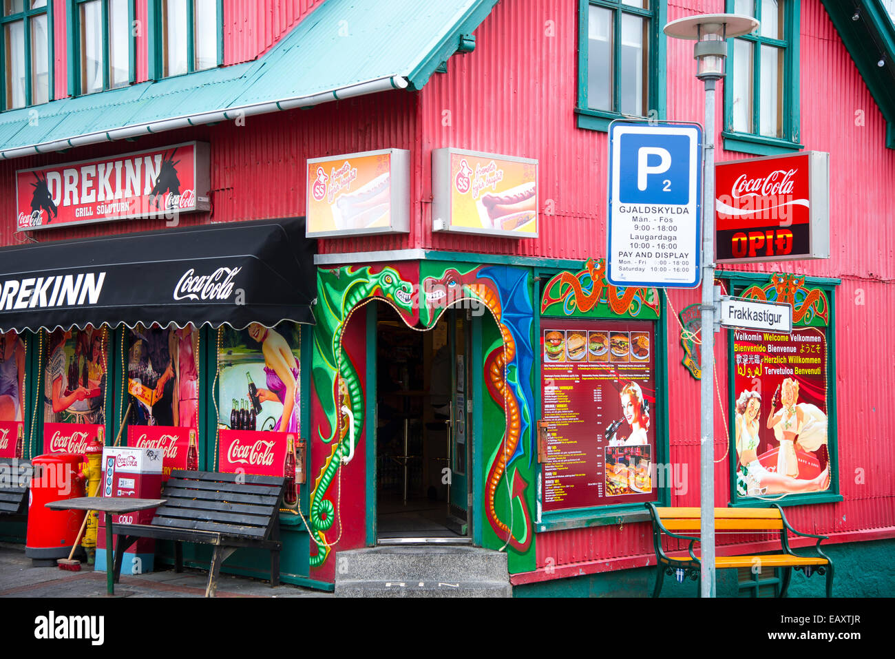 Edificio colorato denominato Drenkin Grill sul Laugavegur Streetin centro di Reykjavik, Islanda Foto Stock