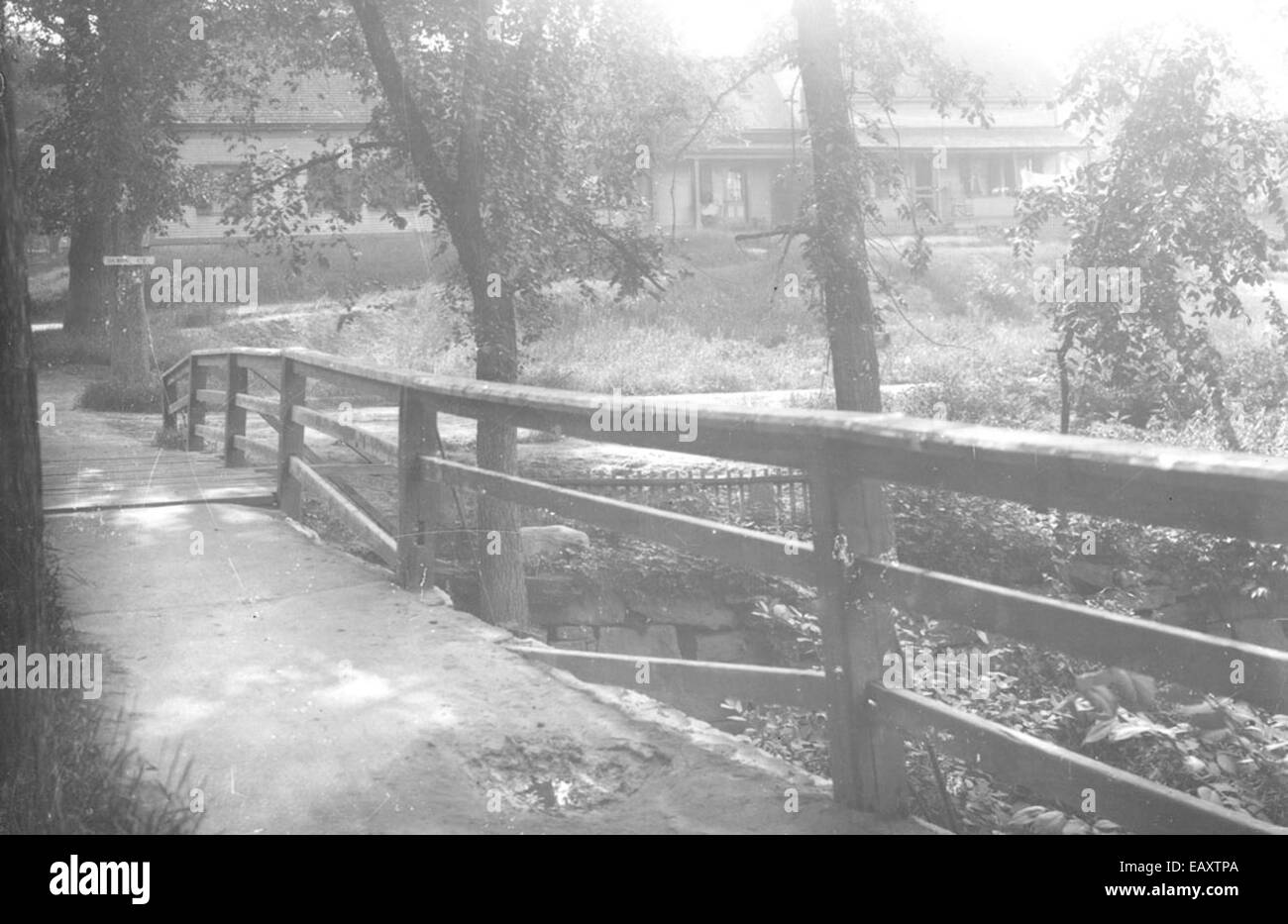 Il ponte pedonale di Beaverbrook a Damon Court, Keene, New Hampshire, è un'importante struttura locale, che fornisce ai pedoni l'accesso attraverso Beaver Brook. La passerella pedonale sottolinea l'impegno dell'area nel mantenere infrastrutture funzionali e panoramiche. Foto Stock
