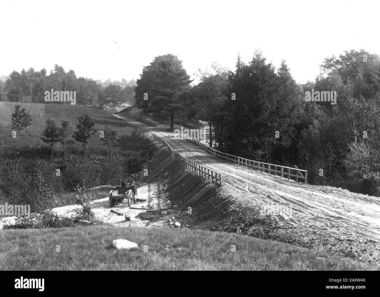 Una scena storica della contea di Cheshire che mostra un ponte stradale di campagna con un cavallo e un buggy che lo attraversano. L'ambiente mette in risalto la prima vita rurale americana e i trasporti durante il XIX secolo. Foto Stock