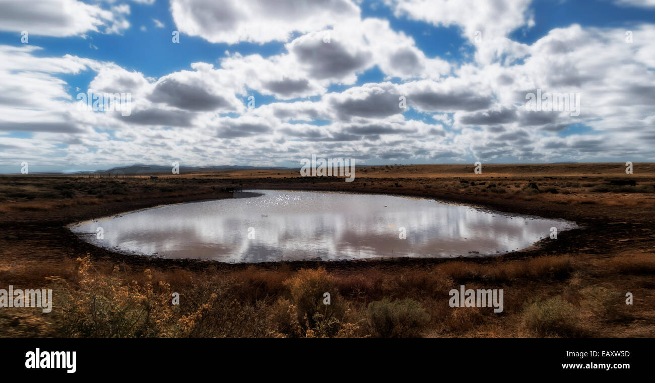 Una drammatica vista panoramica di un magazzino stagno lungo la vecchia strada 66 Foto Stock