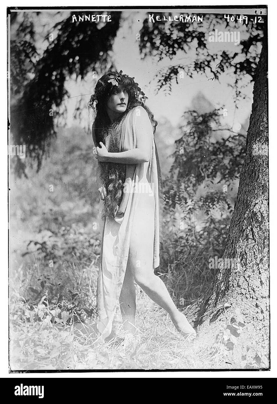 Annette Kellerman (153) è stata una famosa nuotatrice australiana, attrice e star del vaudeville all'inizio del XX secolo. Nota per aver reso popolari i costumi da bagno delle donne, ha dato contributi significativi sia al cinema che allo sport, diventando un'icona dell'epoca. Foto Stock