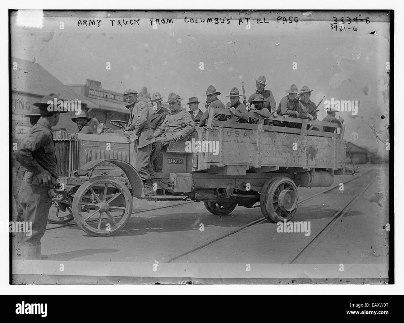 Questa immagine cattura un camion dell'esercito a El Paso, potenzialmente durante l'inizio del XX secolo, quando le operazioni militari spesso usavano tali veicoli per il trasporto. L'immagine si concentra sul veicolo militare e sul vivace paesaggio intorno a El Paso. Foto Stock