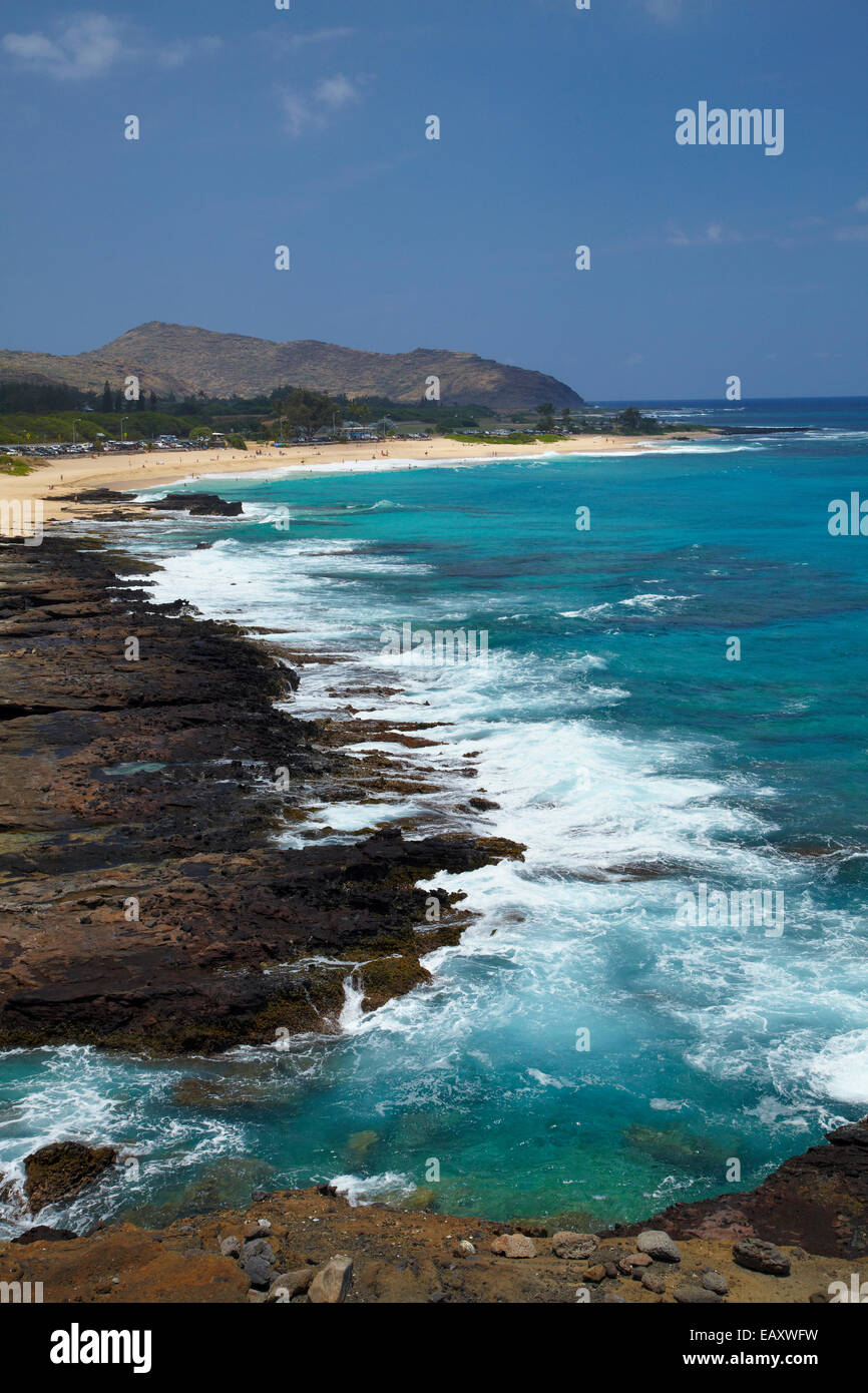Spiaggia rocciosa e sabbiosa spiaggia, Sandy Beach Park, Kalaniana'autostrada ole, Oahu, Hawaii, STATI UNITI D'AMERICA Foto Stock