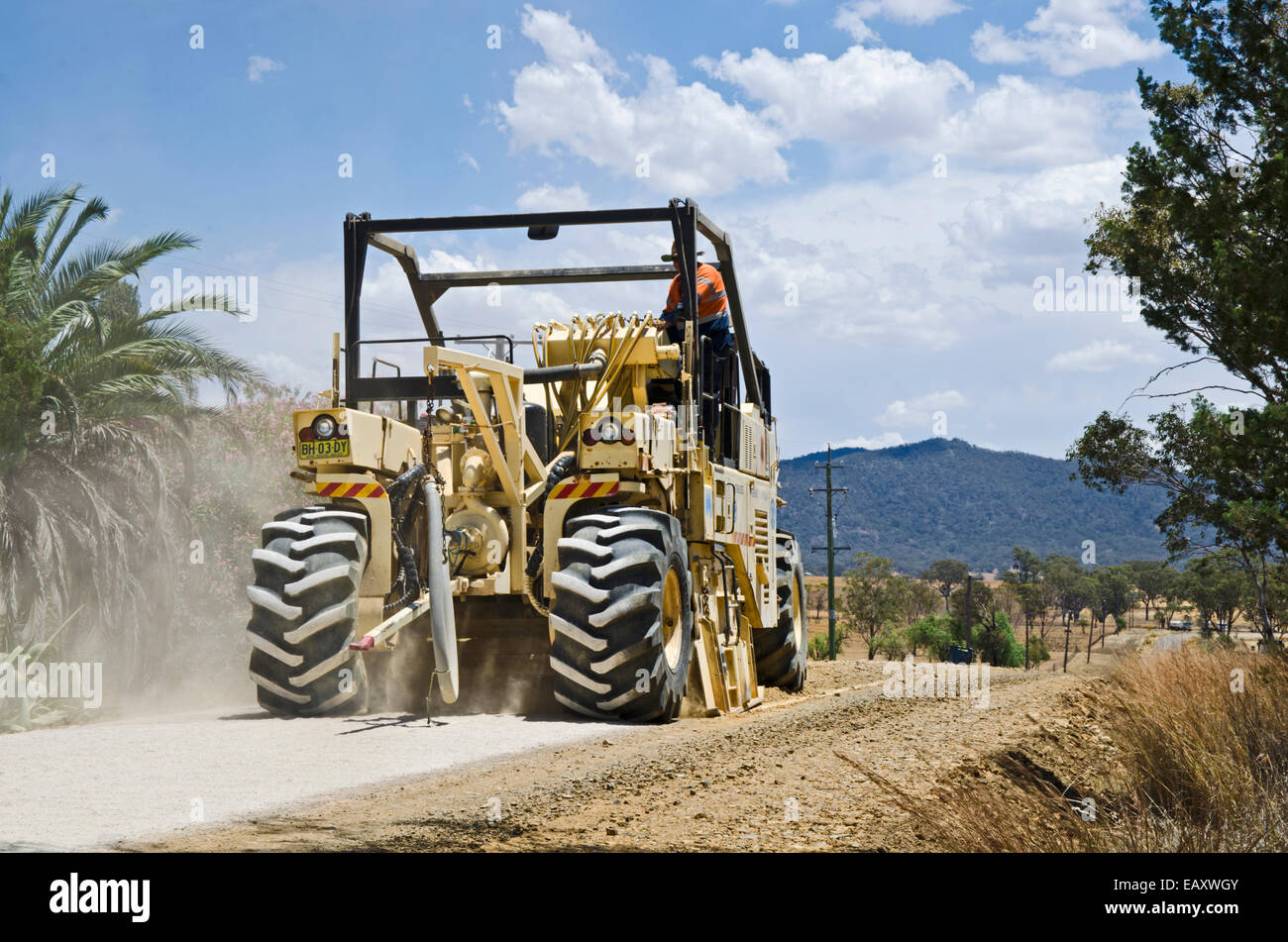 Un CMI RS500 pulverises dello stabilizzatore e miscele di calce e aggregazione di preparare la strada per il resurfacing. Foto Stock