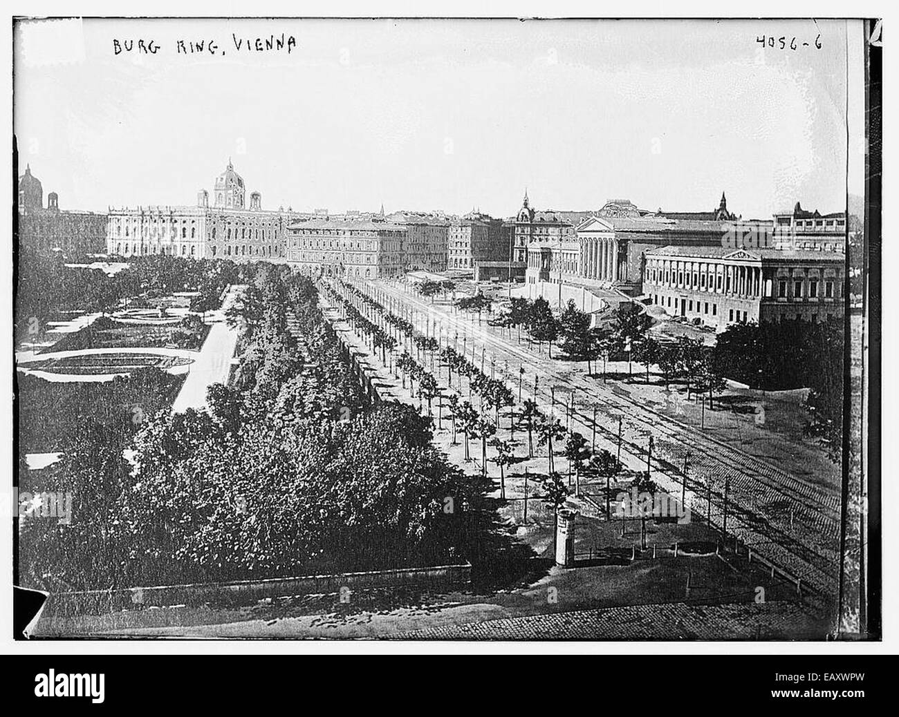 Un'immagine di Burg Ring, una strada storica di Vienna, Austria, risalente al 156. Mostra il patrimonio architettonico della città con il suo classico design europeo. Foto Stock