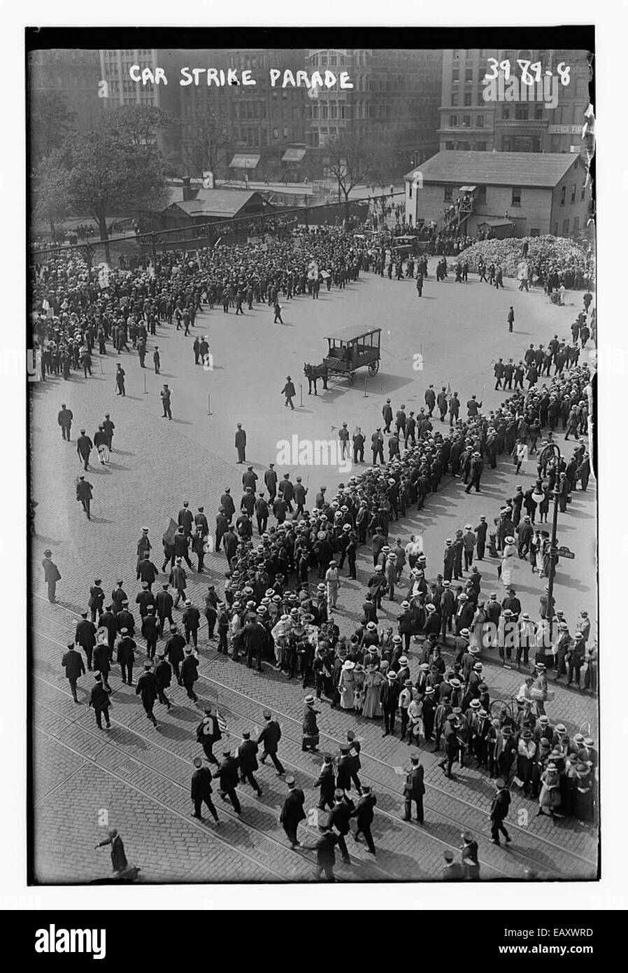 "Car Strike Parade 147" cattura un momento drammatico in una processione automobilistica, in cui una serie di auto sono allineate, simboleggiando uno sciopero o un'azione collettiva. L'attenzione è rivolta al design dei veicoli e al significato dell'evento che rappresentano. Foto Stock