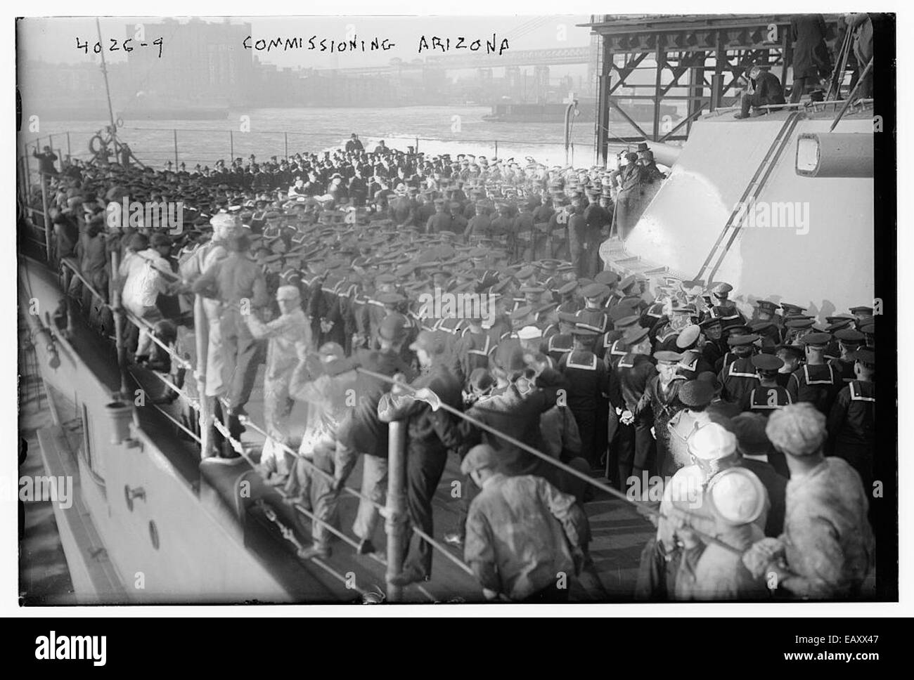 La *USS Arizona* (BB-39) fu commissionata nel 1916 come corazzata della Marina degli Stati Uniti. L'immagine segna un momento storico nella storia navale, evidenziando il significato della cerimonia di messa in servizio di questa iconica nave da guerra. La USS Arizona sarebbe poi diventata famosa per il suo tragico affondamento durante l'attacco a Pearl Harbor nel 1941. Foto Stock