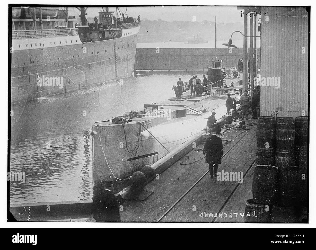 Il *Deutschland 154* era un U-boat tedesco utilizzato durante la prima guerra mondiale, gestito dalla Marina imperiale tedesca. Faceva parte della classe U-151 e giocò un ruolo significativo nella guerra navale, comprese le missioni sottomarine e gli attacchi di navi mercantili. Foto Stock