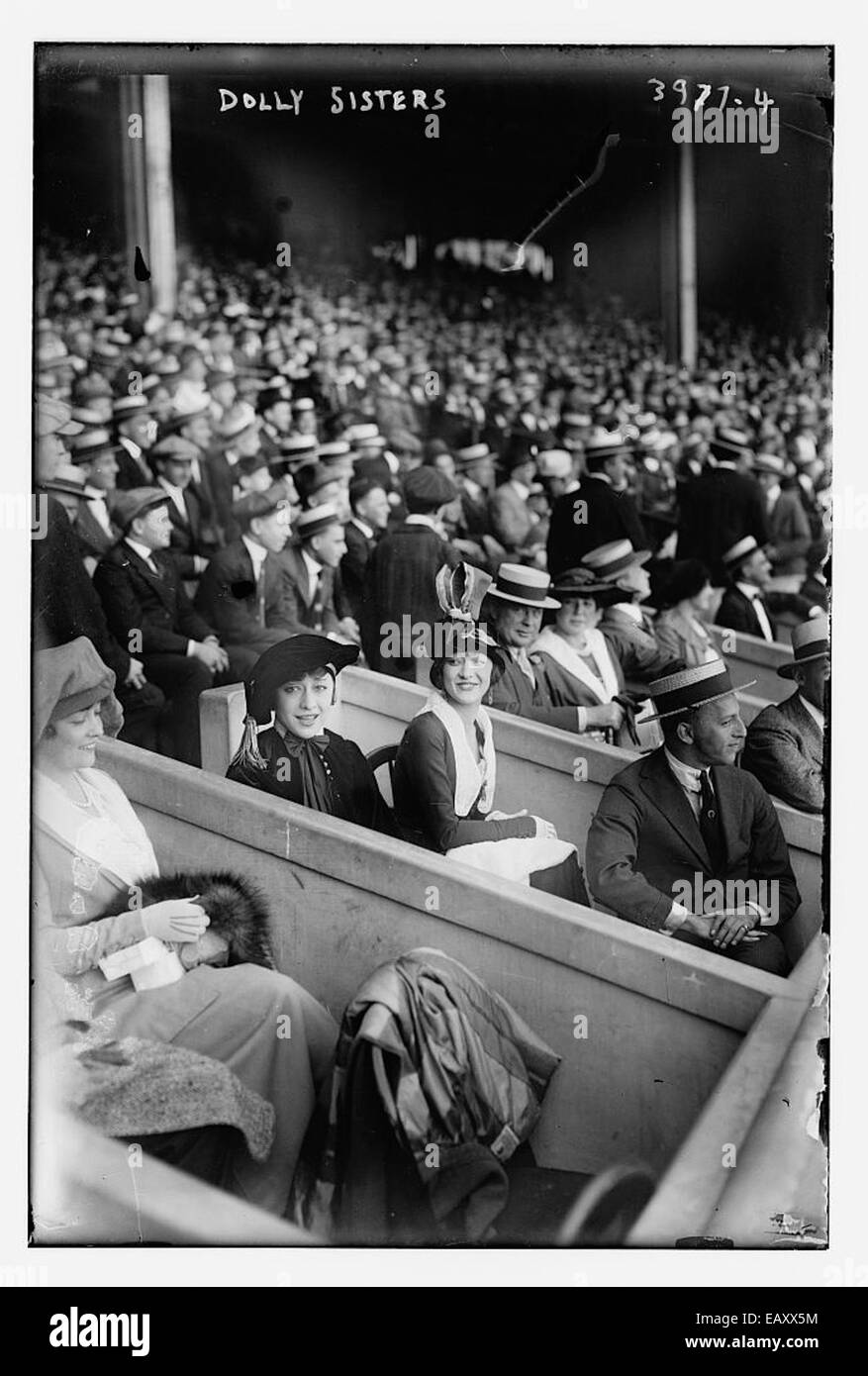 Le Dolly Sisters erano famose sorelle gemelle ungheresi-americane note per le loro esibizioni in spettacoli di Broadway e film di Hollywood. Questa immagine probabilmente fa riferimento al loro coinvolgimento nell'intrattenimento dei primi anni del XX secolo, mostrando la loro immagine pubblica glamour ed elegante. Foto Stock
