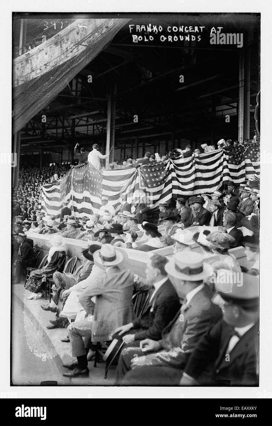 Franko si esibì al Polo Grounds 146, una sede ben nota per concerti ed eventi dal vivo. Questo evento faceva parte di una serie di spettacoli in questa location iconica, che attiravano un pubblico diverso per godersi la musica e l'atmosfera. Il Polo Grounds 146 è stato storicamente significativo per ospitare vari eventi importanti, e il concerto di Franko ha aggiunto alla sua eredità culturale. Foto Stock