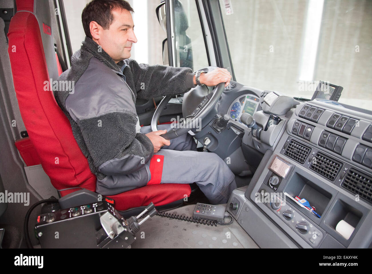 Conducente di un autocarro, tridel sa, impianti per l'energia termica ed elettrica di conversione la spazzatura, Losanna, Svizzera, Europa Foto Stock