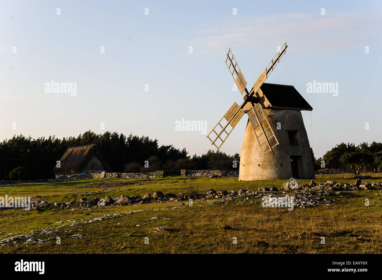 Un mulino medievale è visto sull'isola svedese di Gotland. Foto Stock